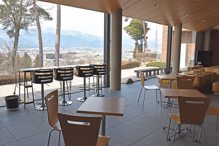 喫茶ラウンジ 北アルプス展望美術館（池田町立美術館）