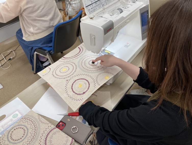 『ミシンステッチで楽しむパネル仕立てのテキスタイル』開催 北アルプス展望美術館（池田町立美術館）