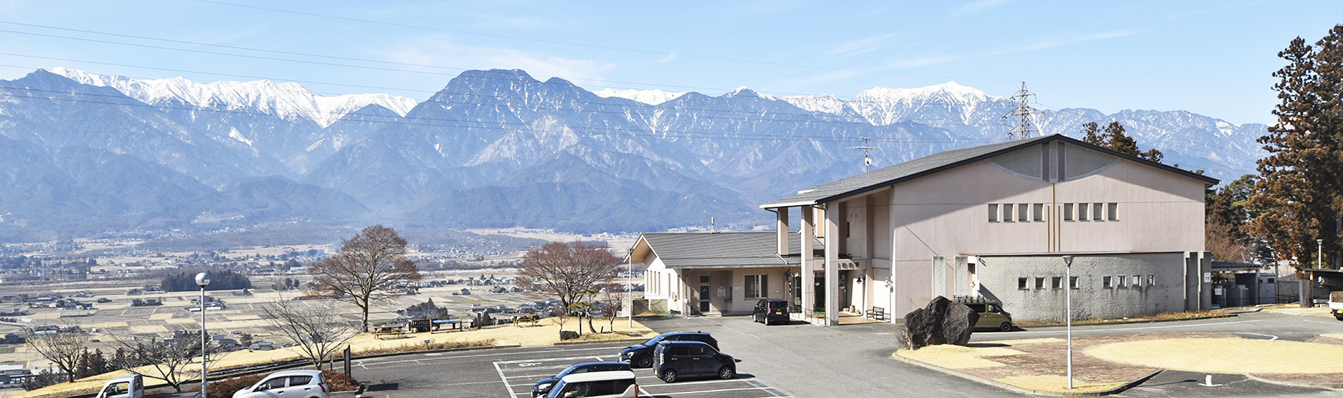 池田町創造館と北アルプス 池田町創造館と北アルプス