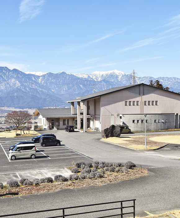 池田町創造館と北アルプス 池田町創造館と北アルプス