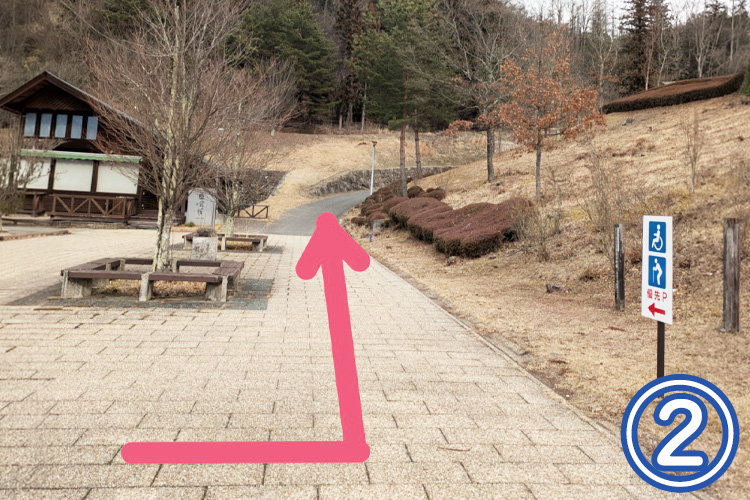 高齢者・身体障害者用駐車場 順路② 北アルプス展望美術館(池田町立美術館) 高齢者・身体障害者用駐車場 順路② 北アルプス展望美術館(池田町立美術館)